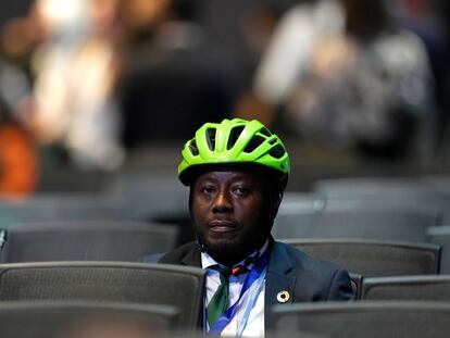 El activista marfileño Andy Costa, con su casco y corbata, el lunes en la apertura de la COP27 en Sharm el Sheij.