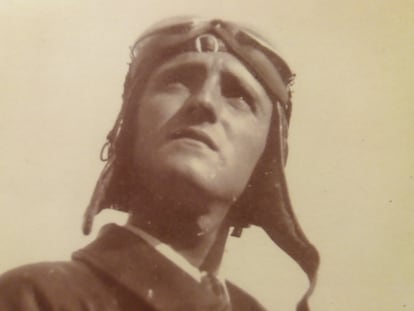 El piloto Vicente Pinar en traje de vuelo.