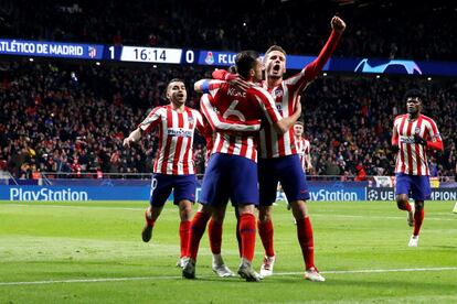 Los jugadores del Atlético de Madrid celebran el gol de Joao Félix, primero del equipo ante el Lokomotiv, durante el partido correspondiente a la fase de grupos de la Liga de Campeones que se disputa este miércoles en el Estadio Wanda Metropolitano, en Madrid.