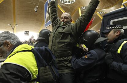 Un manifestante durante la primera jornada de huelga en Iberia en la T4 de Barajas