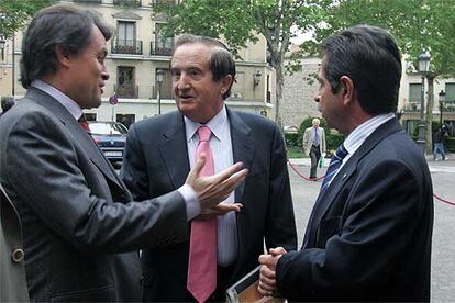 El líder de Convergència i Unió, Artur Mas (izquierda), dialoga con el senador del PP Juan José Lucas (centro) y con el presidente de Cantabria, Miguel Ángel Revilla, en el Senado.