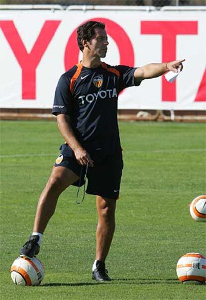 Quique da instrucciones durante un entrenamiento.