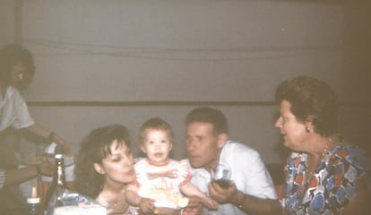 Patricia Martínez Muñoz y su abuelo, Patricio, en el primer cumpleaños de Martínez Muñoz.