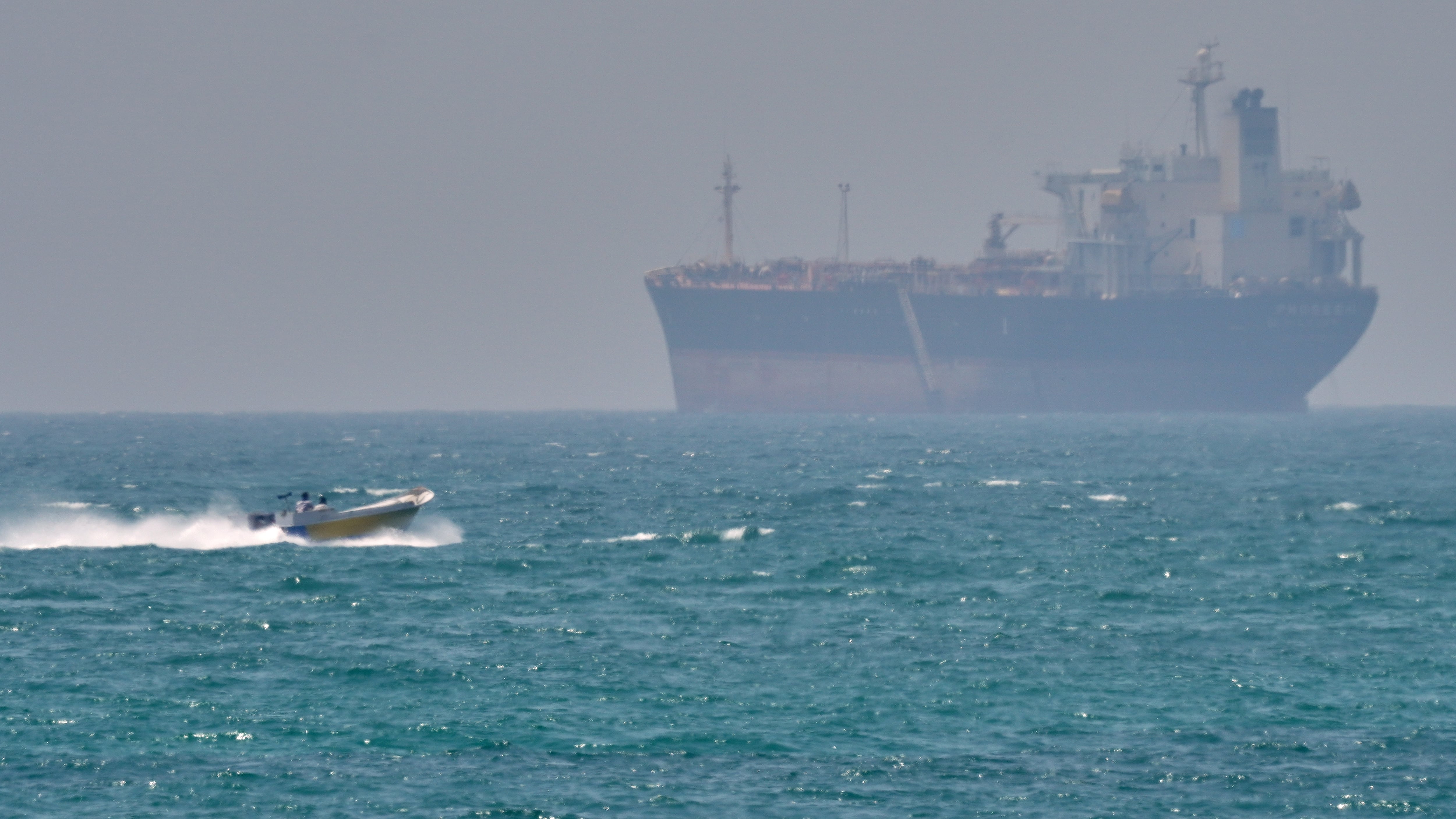 Cerca de 20.000 marineros atrapados por el cierre del estrecho de Ormuz: “Por favor, sacadnos de aquí” 
