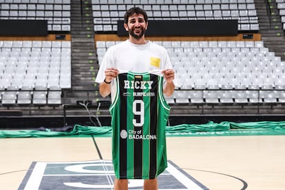Ricky Rubio, nuevo jugador del Joventut Badalona, posa con la camiseta en el Palau Olímpic de Badalona el 23 de julio de 2025 en Badalona, Barcelona, España.
JAVIER BORREGO/AFP7/EUROPA PRESS