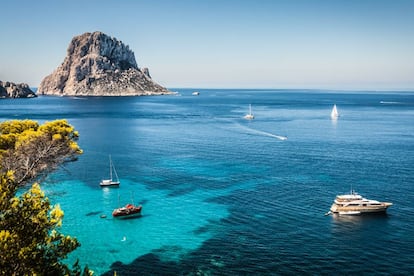 Veleros en cala d’Hort, al suroeste de Ibiza, con la roca de Es Vedrà al fondo.