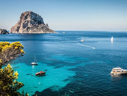 Veleros en cala d’Hort, al suroeste de Ibiza, con la famosa roca de Es Vedrà al fondo.
