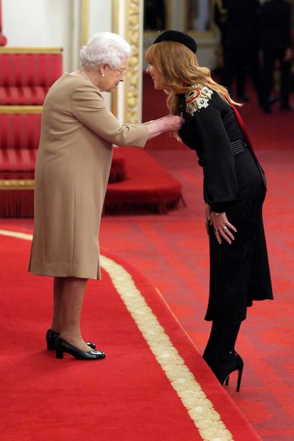 La maquilladora recibiendo la Orden del Imperio Británico de la mano de la reina Isabel II, en 2018. 