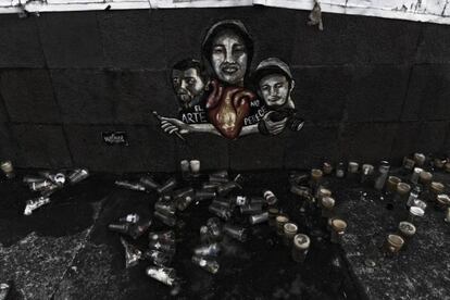 Mural em homenagem aos três estudantes de cinema desaparecidos em Guadalajara.