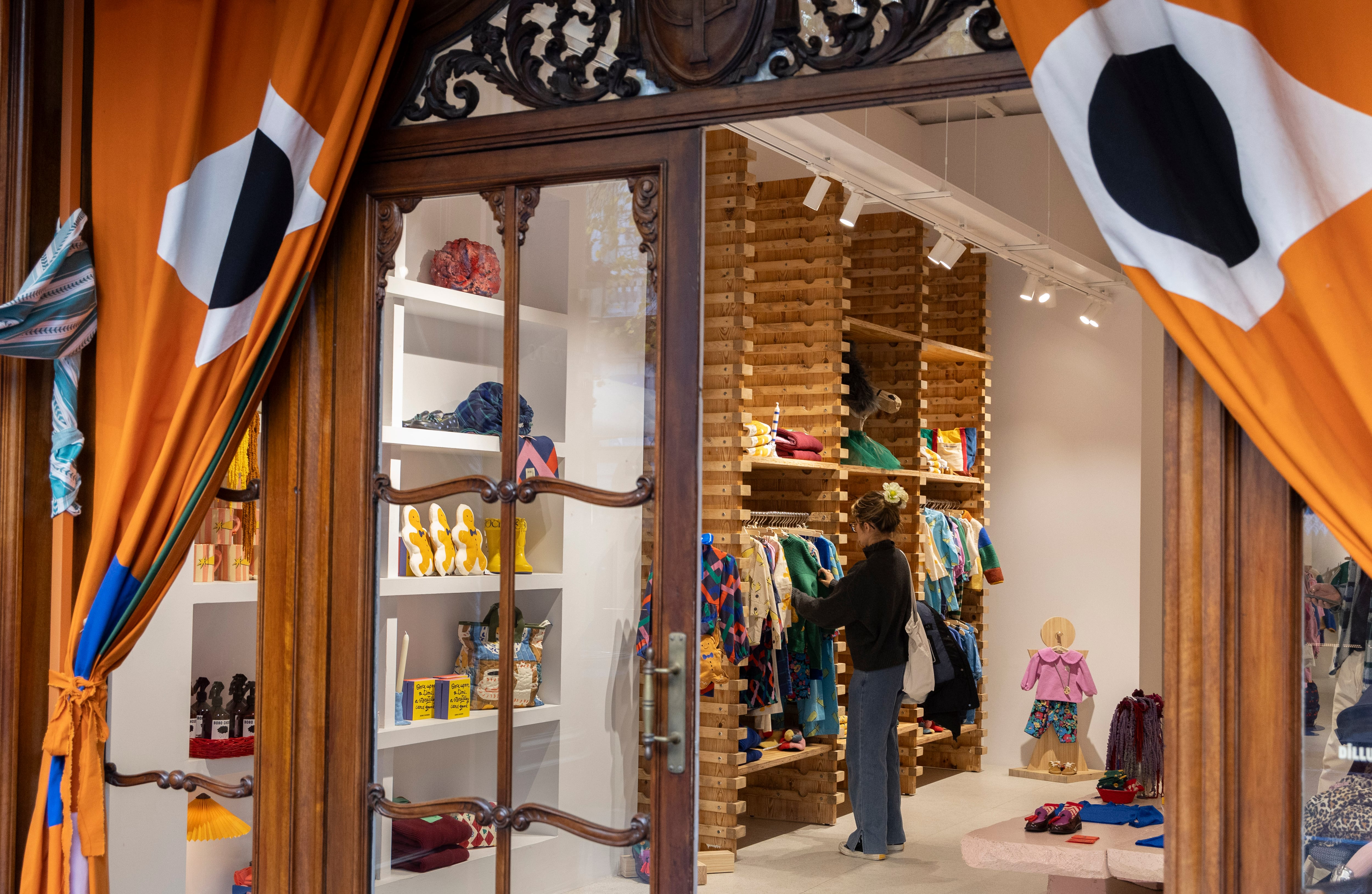 La firma Bobo Choses también ha apostado por esta calle del centro de Barcelona.