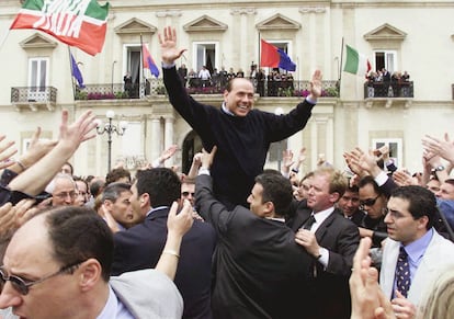 Silvio Berlusconi es llevado a hombros por sus simpatizantes en un mitin en Tarento (sur del país), el 5 de mayo de 2001. El hombre más rico de Italia, con la coalición Casa della Libertà, otra vez de la Liga Norte, se convierte por segunda vez en primer ministro (2001-2005 y 2005-2006) con promesas de recortes de impuestos, reducción del desempleo, obras públicas, el aumento de las pensiones y la disminución de la criminalidad.