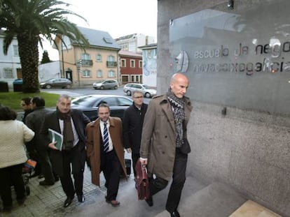 Representantes de trabajadores de Novagalicia Banco a su llegada a la reuni&oacute;n del mi&eacute;rcoles con la direcci&oacute;n de la entidad. 