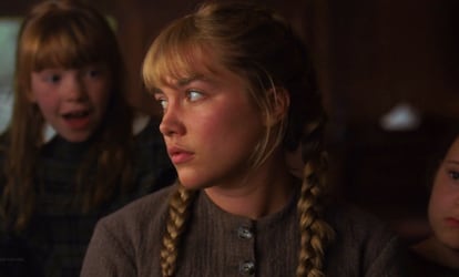 Uno de los momentos más entrañables de la versión de Mujercitas de Greta Gerwig es ver Florence Pugh (Amy) poniéndose en la piel de su personaje como niña. Nada que no pueden arreglar unas trenzas.