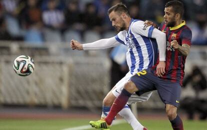 Seferovic disputa un balón con Dani Alves en el partido de Copa disputado en Anoeta.