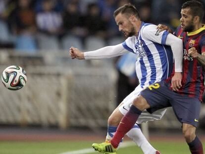 Seferovic disputa un balón con Dani Alves en el partido de Copa disputado en Anoeta.