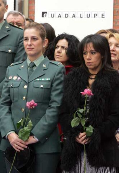 Una representante de la Guardia Civil y Cristina del Valle, ayer.