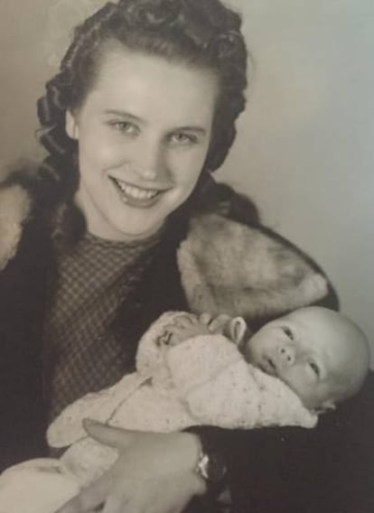 Irmgard Lundberg con su hijo, en una imagen del archivo familiar.