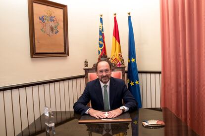 Emilio Bascuñana, alcalde de Orihuela, en su despacho del Ayuntamiento en una imagen municipal.