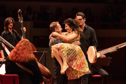 Más risas de la bailarina Anna Dego y el contralto Vincenzo Capezzuto durante el concierto dedicado a la tarantella por L'Arpeggiata.