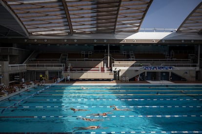 Una piscina cubierta deja pasar unos pocos rayos de sol.