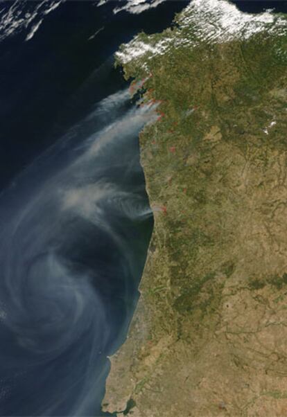 Mapa de satelíte de la comunidad de Galicia y el norte de Portugal, arrasada por más de un centenar de incendios.