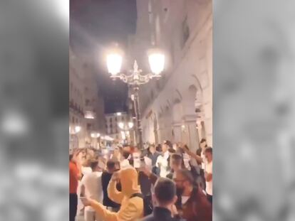 La policía disuelve una concentración de jóvenes en una calle de Granada de madrugada