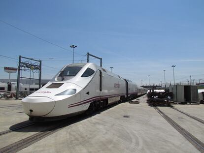 Un tren AVE 750 de Renfe en los talleres.