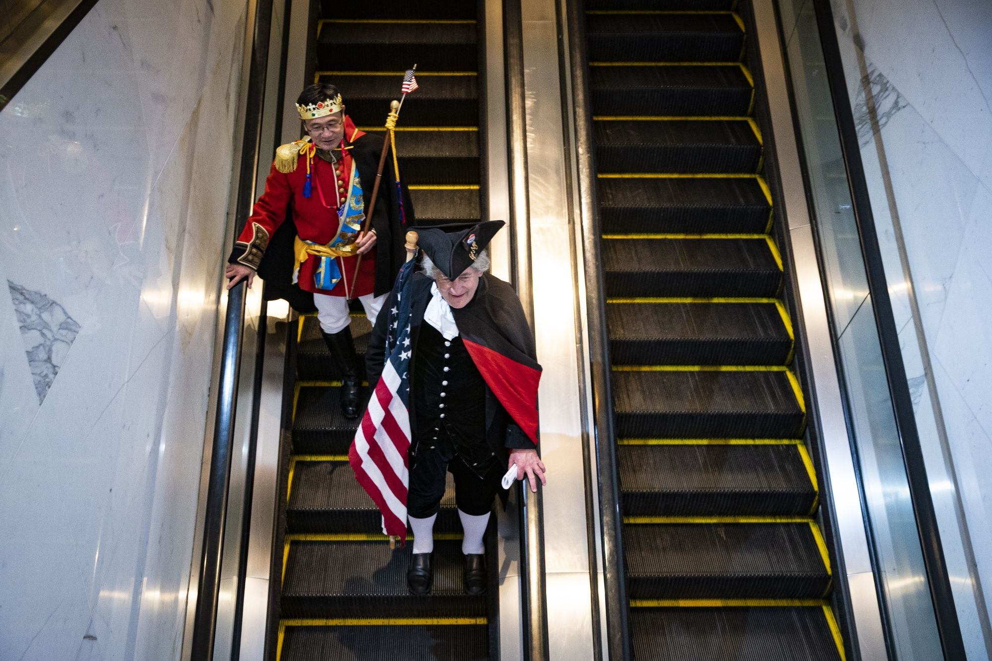 Participantes en la CPAC disfrazados del expresidente George Washington y de 'Rey MAGA', en el hotel donde se celebró la convención.