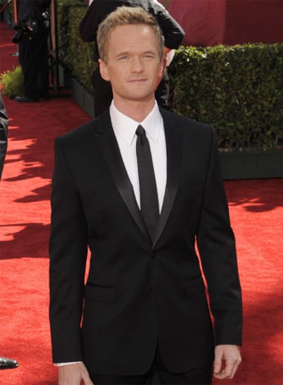 El actor Neil Patrick Harris, presentador de la gala, posa sobre la alfombra roja a su llegada al teatro Nokia de Los Ángeles