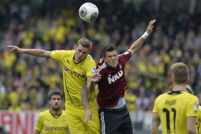Sven Bender, del Dortmund, y Daniel Ginczek, del Nuremberg, saltan por un balón.