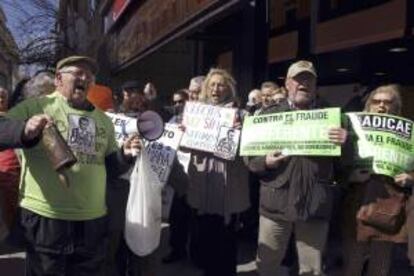 Un grupo de preferentistas protestan en en las inmediaciones de la Audiencia Nacional. EFE/Archivo