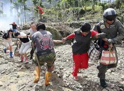 Soldados del Ejército de Taiwan ayudan a supervivientes en el pueblo de Laiji.