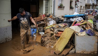 Un hombre limpia su vivienda en Alcanar (Tarragona).