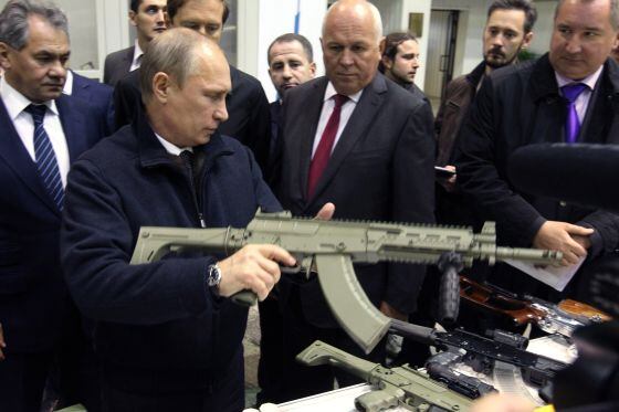 Las cámaras suelen estar para difundir cada coreografiado detalle de la vida de Putin. En la imagen, el líder ruso empuña un Kaláshnikov en una visita a la fábrica en 2016. 