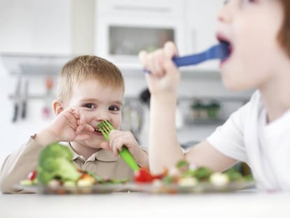 Así conseguirás que tu hijo coma alimentos saludables