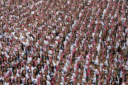 Estudiantes filipinas participan en un acto de la campaña "One Billion Rising" (mil millones de pie) con motivo del día de San Valentín, en Manila (Filipinas). Según la fundadora del movimiento "One Billion Rising", Eve Ensler, se trata de un movimiento global para acabar con la violencia contra las mujeres y niñas en todo el mundo.