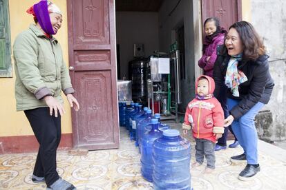 A frenar esta expansión y buscar una alternativa razonable para el mix energético se encomendó Khanh Nguy Thi, una vietnamita de 41 años que presenció como muchos habitantes de Bac Am, su aldea natal, enfermaban y morían a causa de las cenizas y los humos derivados de la combustión del carbón. Nguy Thi, que había estudiado historia, diplomacia y francés, aprendió todo cuanto pudo sobre esta fuente de energía y sus efectos en el cambio climático. Tras fundar GreenID, una organización para promoverun abastecimiento sostenible en Vietnam, entabló contacto con las agencias energéticas estatales y sus ideas empezaron a calar en la opinión pública. Los desastres naturales ocasionados por el carbón en varios lugares del país, a los que la activista se desplazó para documentar y difundir las consecuencias, elevaron la cuestión a asunto de estado. En 2016, el debate público y la cobertura mediática era ya era imparable. Basándose en el trabajo de Nguy, el Gobierno anunció poco después que revisaría su plan energético, reduciendo sustancialmente el número de plantas de carbón y incorporando energías como la solar, la eólica y la biomasa, que para 2030 deberían copar el 21% de las necesidades del país.