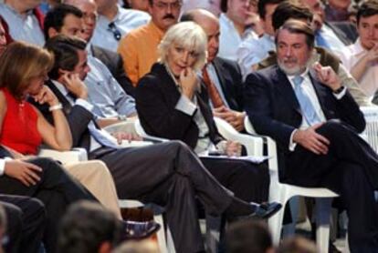 Teófila Martínez, entre José María Aznar y Jaime Mayor Oreja, en el mítin de ayer.