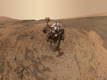 Imagen del veh&iacute;culo de exploraci&oacute;n &#039;Curiosity&#039;, tomada en enero de 2015 junto al monte Sharp de Marte.