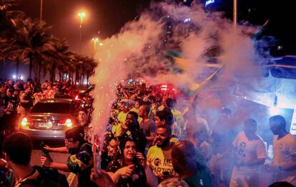 Simpatizantes del Partido Social Liberal (PSL) de Jair Bolsonaro celebran su victoria en Río de Janeiro (Brasil).