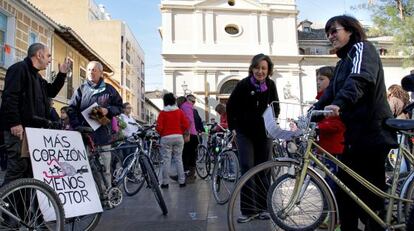 Los participantes en la 'bicifestación', en la plaza de Benimaclet.