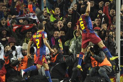 El público azulgrana festeja a los nueve minutos del partido el primer tanto de su equipo. A pesar de la lluvia, el campo está repleto. Nadie se ha querido perder la cita con el eterno rival.