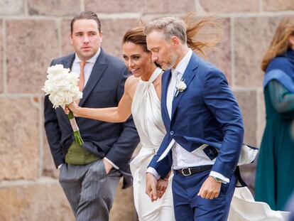 El ministro alemán Christian Lindner y la presentadora Franca Lehfeldt, el sábado durante la recepción de su boda en la isla de Sylt.