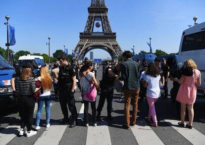 La policía francesa revisa los bolsos de los aficionados franceses.