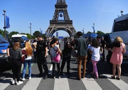 La polic&iacute;a francesa revisa los bolsos de los aficionados franceses.