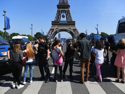 La polic&iacute;a francesa revisa los bolsos de los aficionados franceses.