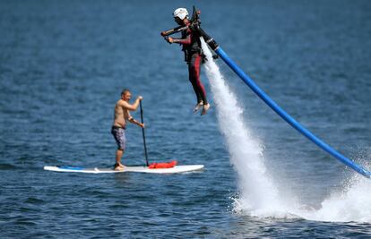 El exmilitar del ejército de los Estados Unidos, Joshua Alves, es propulsado por un 'flyboard' durante un evento en honor a los veteranos de guerra.