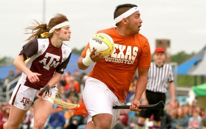 Jóvenes universitarios disputan un partido de quidditch en EE UU