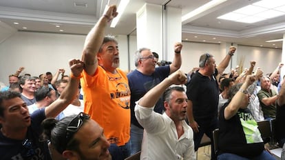 Asamblea general de estibadores en un hotel de Madrid, este martes.