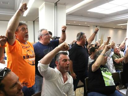 Asamblea general de estibadores en un hotel de Madrid, este martes.